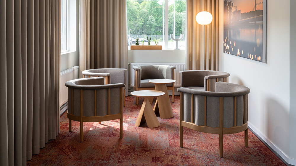 Skydda.nu easy chair Ondule Club, sofa table Hito, table Locus, Trippo, chair Shell, Cap podium, Karl Andersson Söner