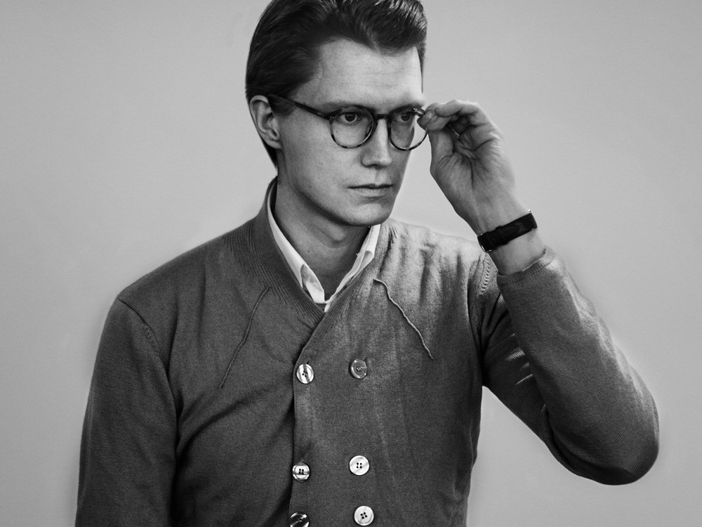 Joel Karlsson designer av tidskriftsställ och exponeringssystem Ridå, bord och pelarbord Woodwork, fällbart pelarbord Peel, community bord Woodwork Light för Karl Andersson & Söner
