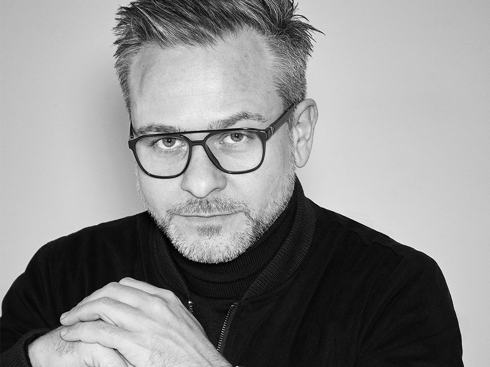 Rainer Mutsch är formgivaren till hyllan och rumsavdelaren Alva för Karl Andersson Söner