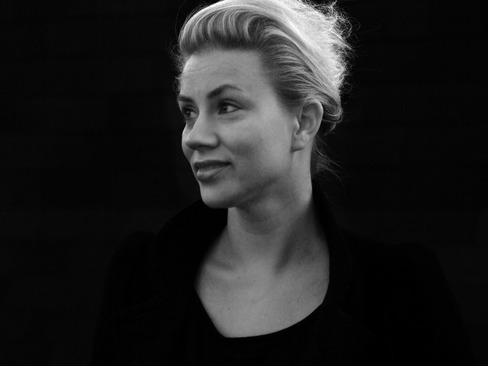 Lina Nordqvist designer av hylla Level formgivet för Karl Andersson & Söner